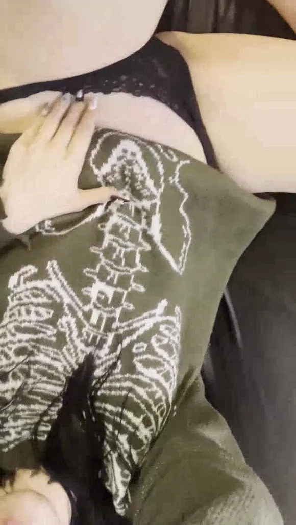 Tinykatrina Cozy Sweater Hug Pose OnlyFans Video Leaked