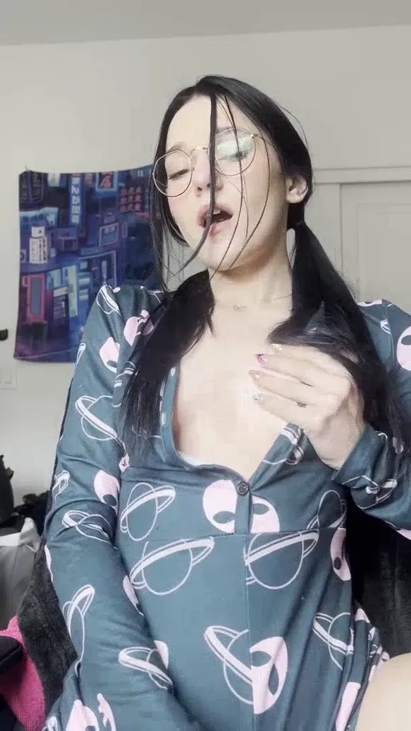 Tinykatrina Glasses And Pajama Tease OnlyFans Video Leaked