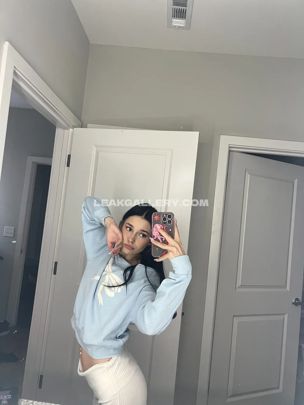 Tinykatrina Mirror Selfie In Hoodie OnlyFans Photo Leaked