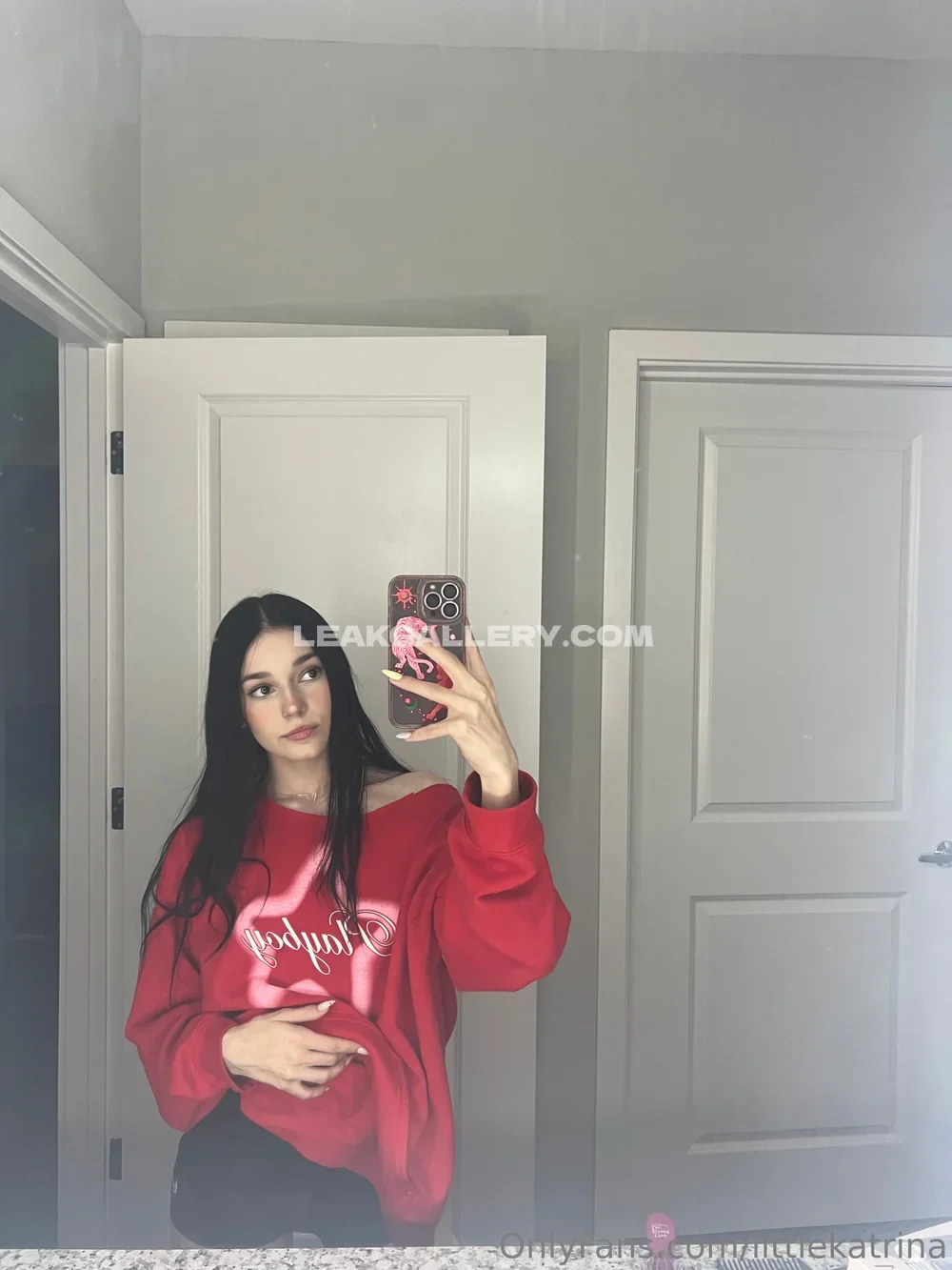 Tinykatrina Red Sweatshirt Mirror Selfie OnlyFans Photo Leaked