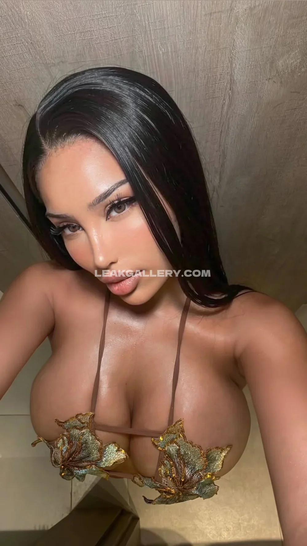 Tootatis Floral Bra Selfie Pose OnlyFans Photo Leaked