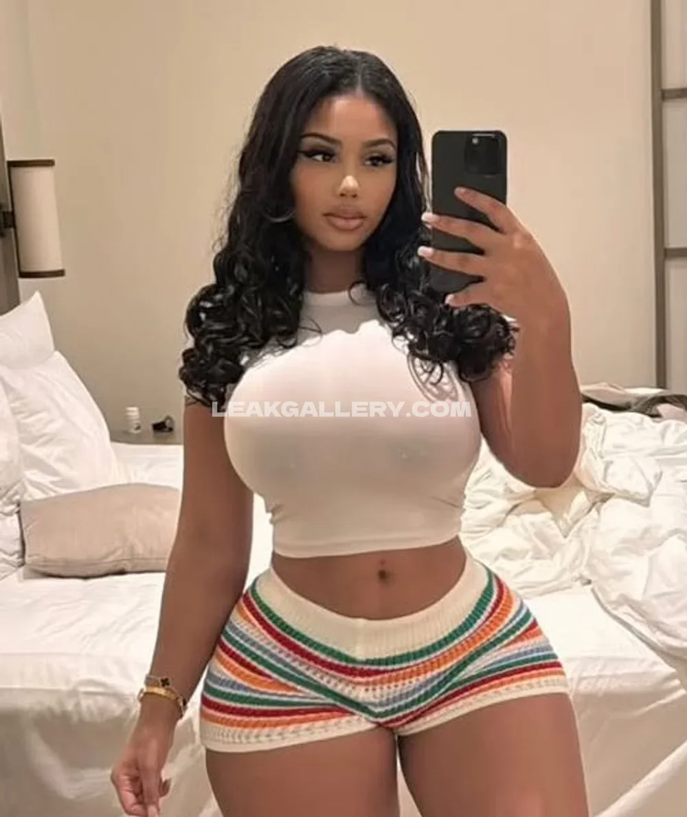 Tootatis Curvy Selfie In Crop Top OnlyFans Photo Leaked