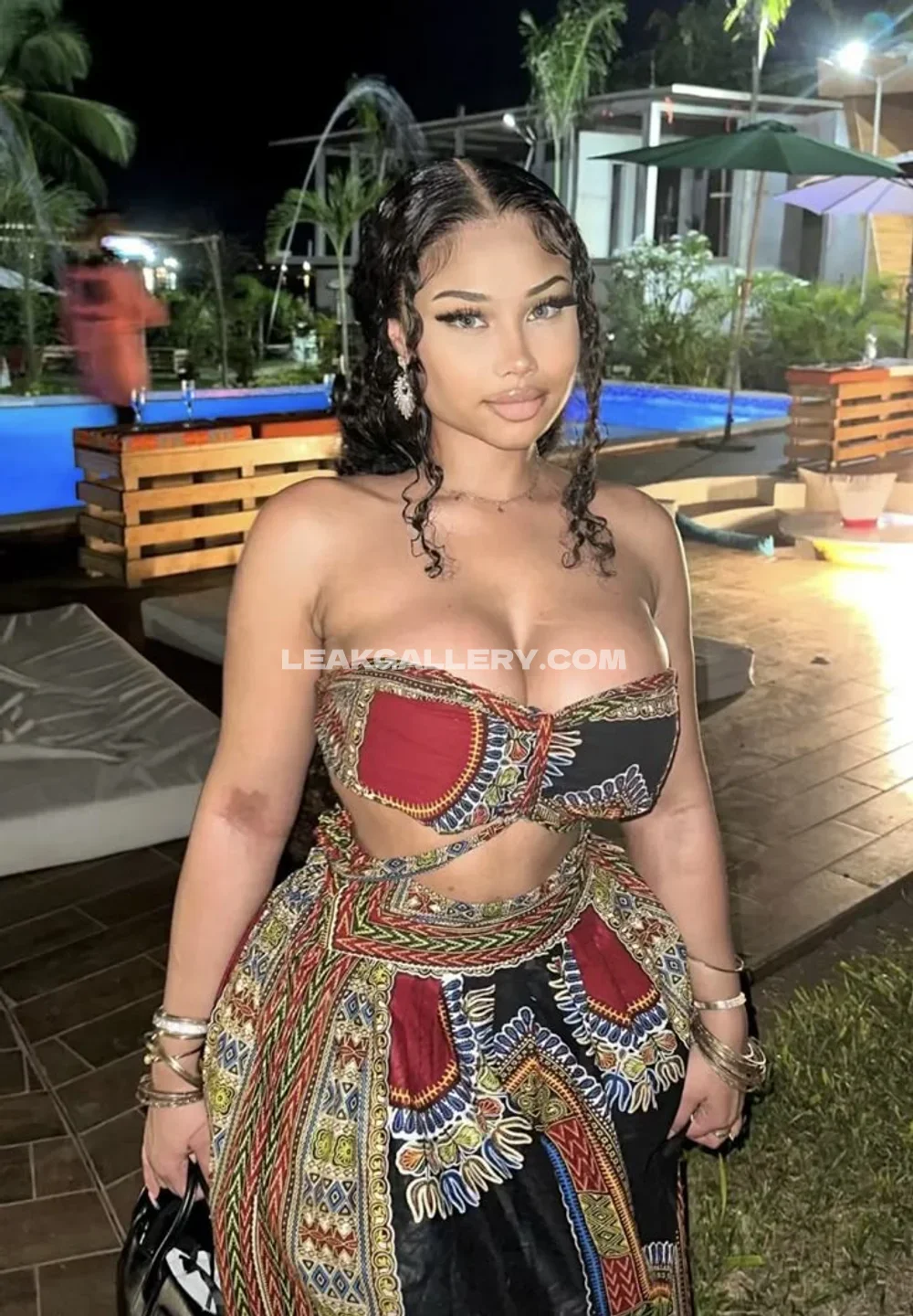 Tootatis Strapless Dress Poolside OnlyFans Photo Leaked
