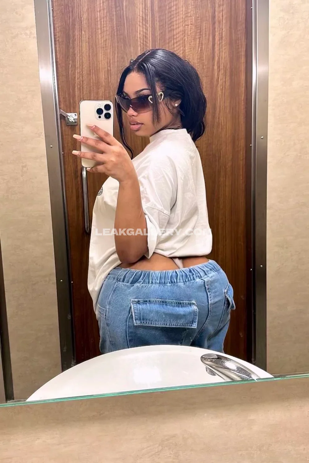 Tootatis Mirror Selfie In Jeans OnlyFans Photo Leaked