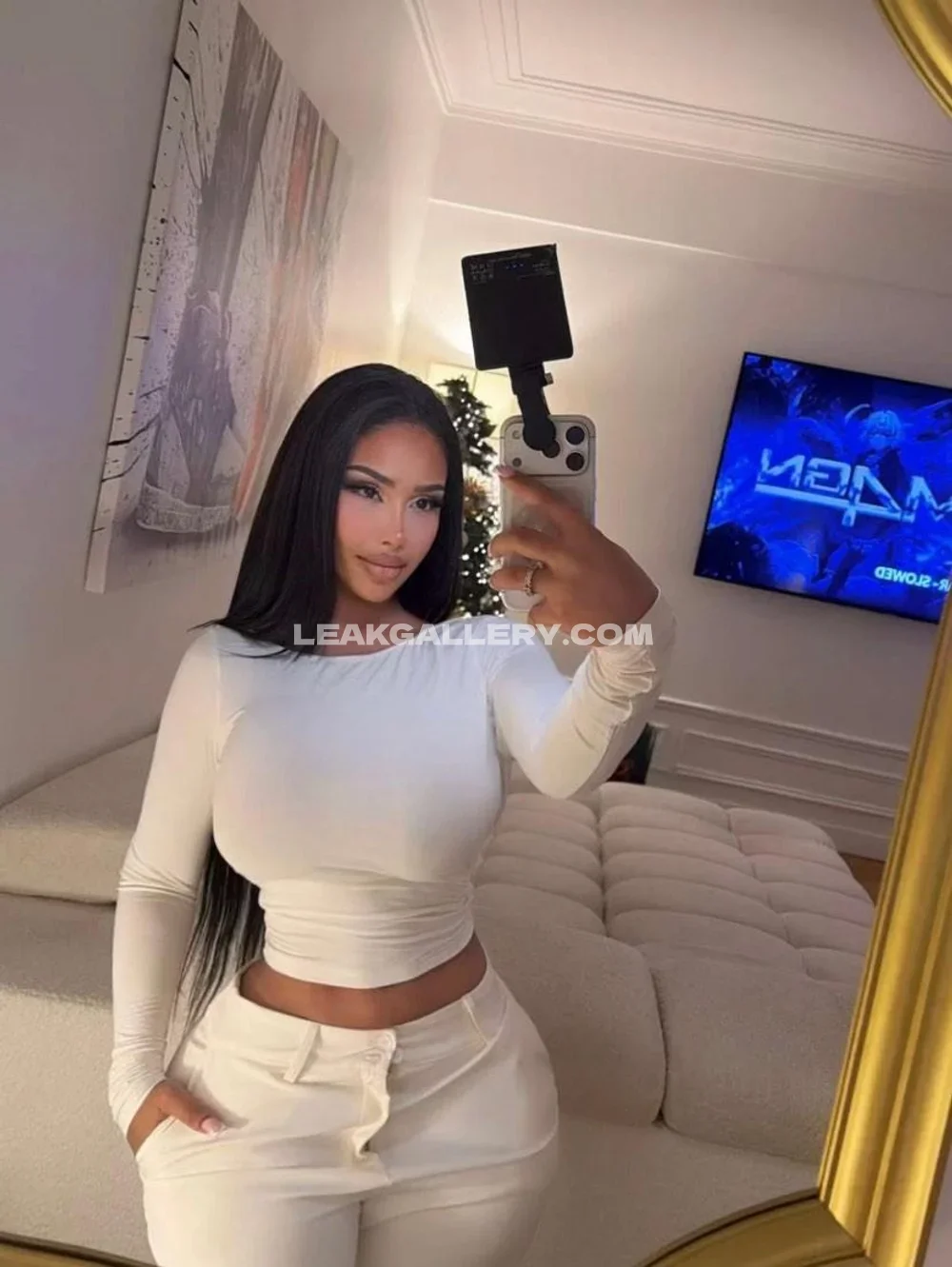 Tootatis White Crop Top Selfie OnlyFans Photo Leaked