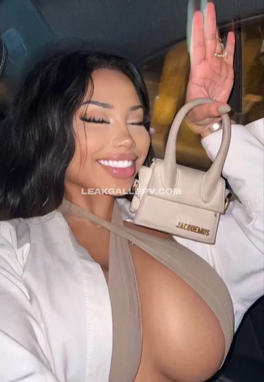 Tootatis Smiling In Car Selfie OnlyFans Photo Leaked