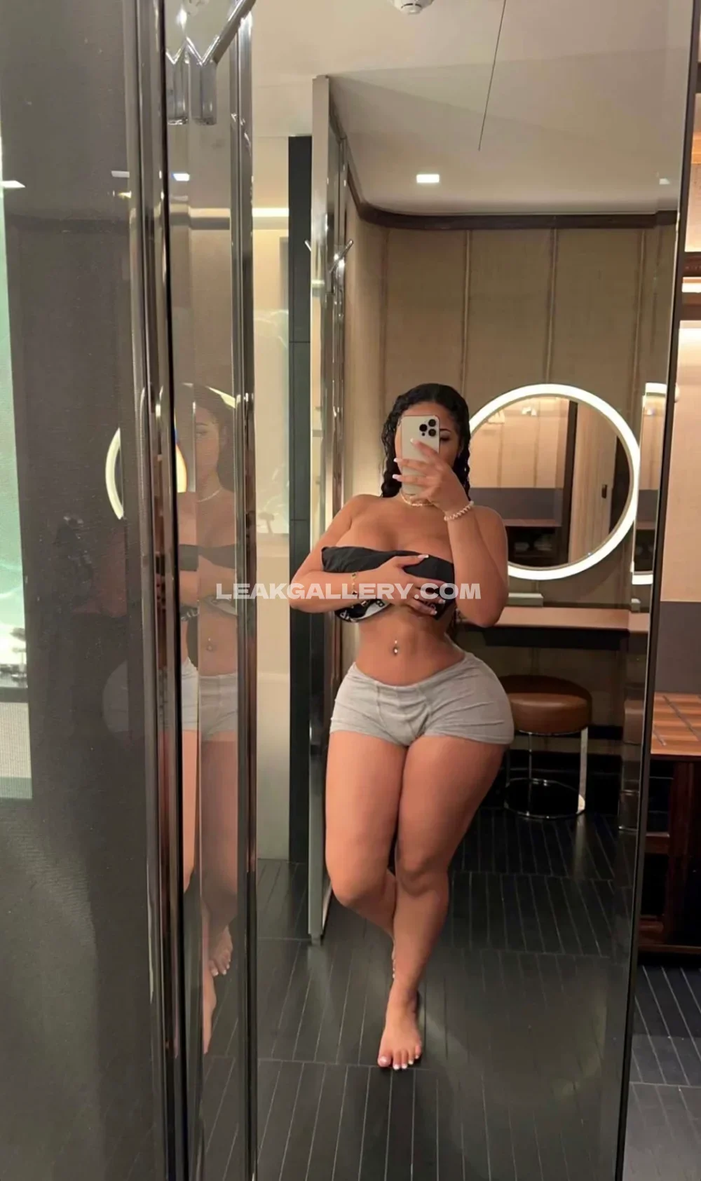 Tootatis Mirror Selfie In Shorts OnlyFans Photo Leaked
