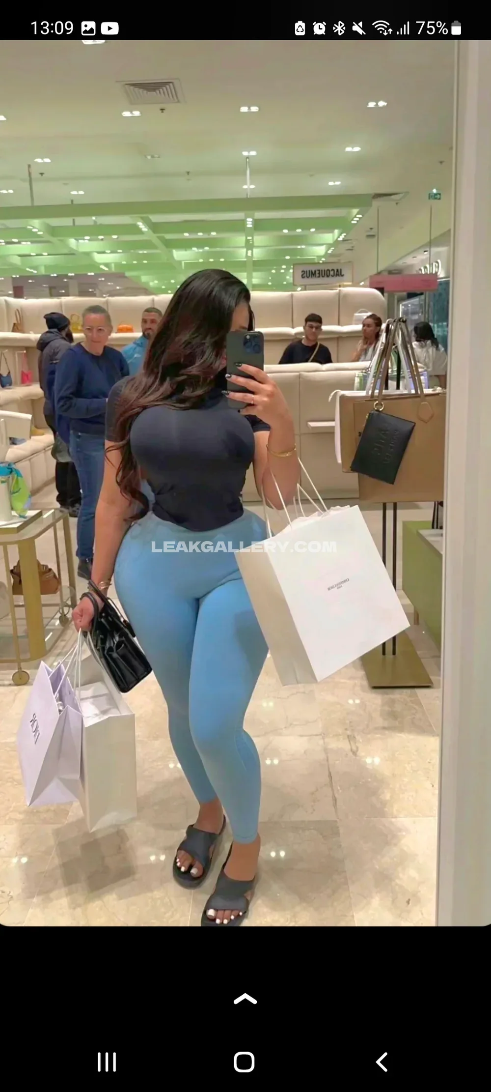 Tootatis Curvy Ass Shopping Selfie OnlyFans Photo Leaked