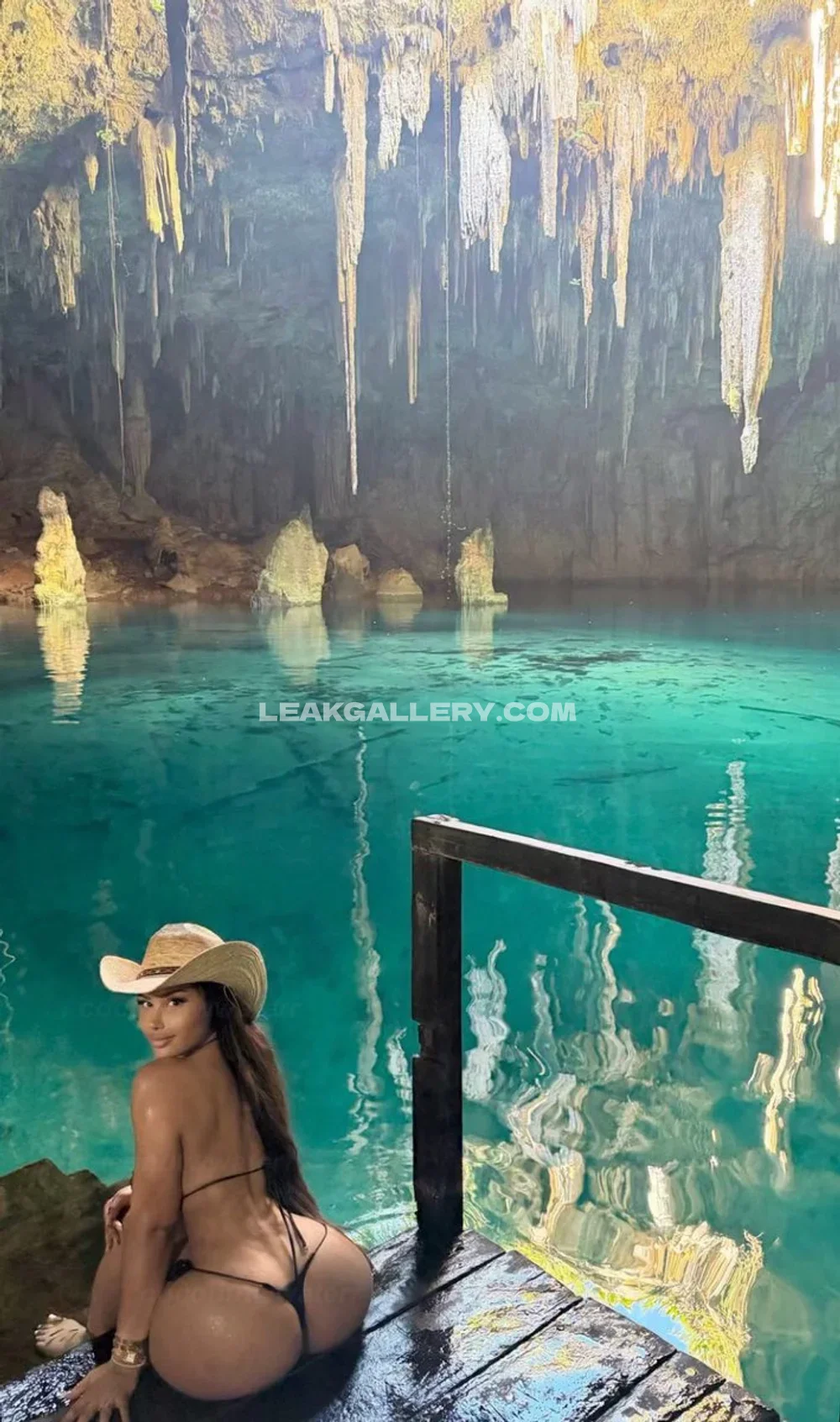 Tootatis Naked Ass Cavern Pose OnlyFans Photo Leaked