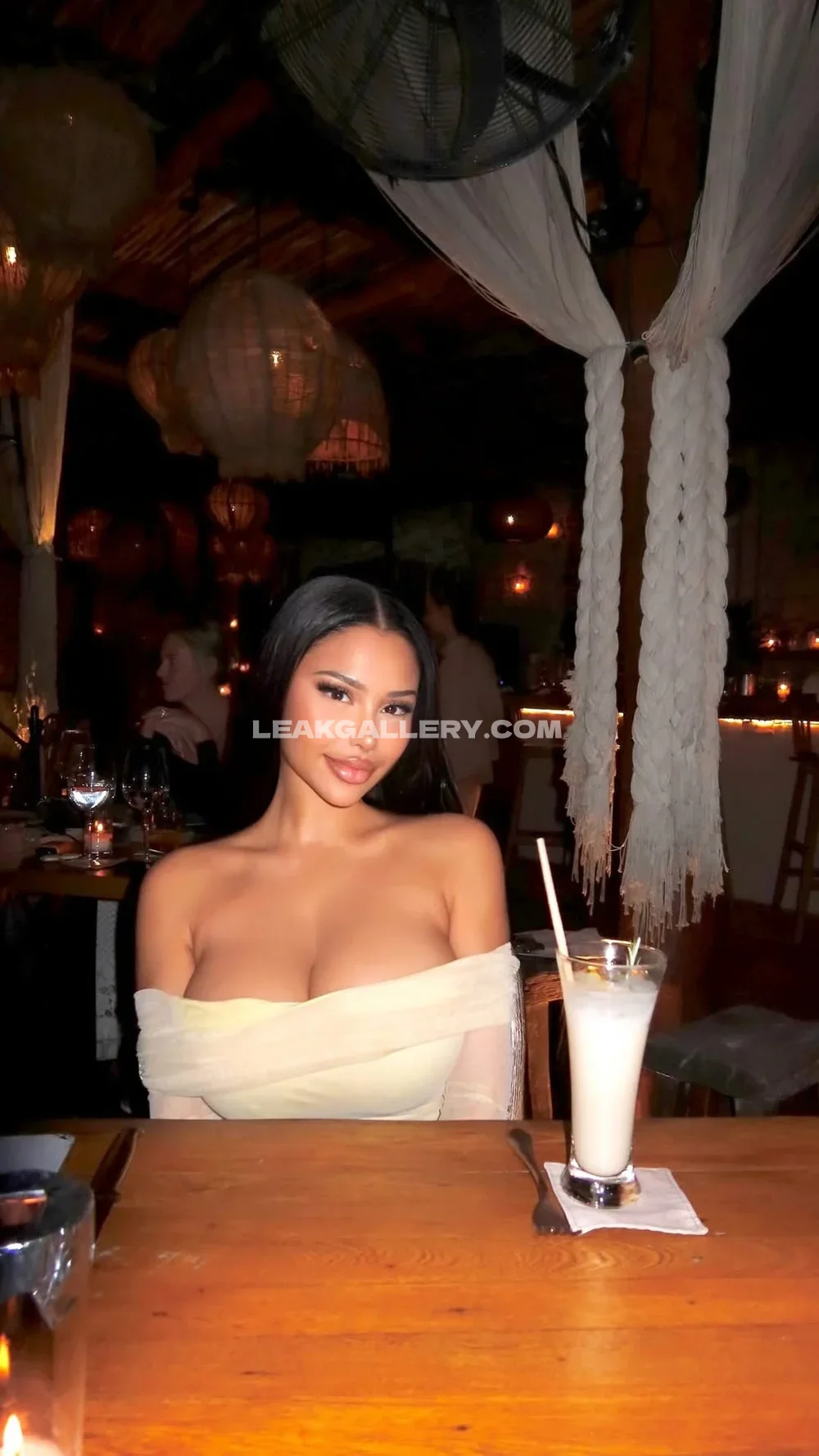 Tootatis Off Shoulder Top Pose OnlyFans Photo Leaked