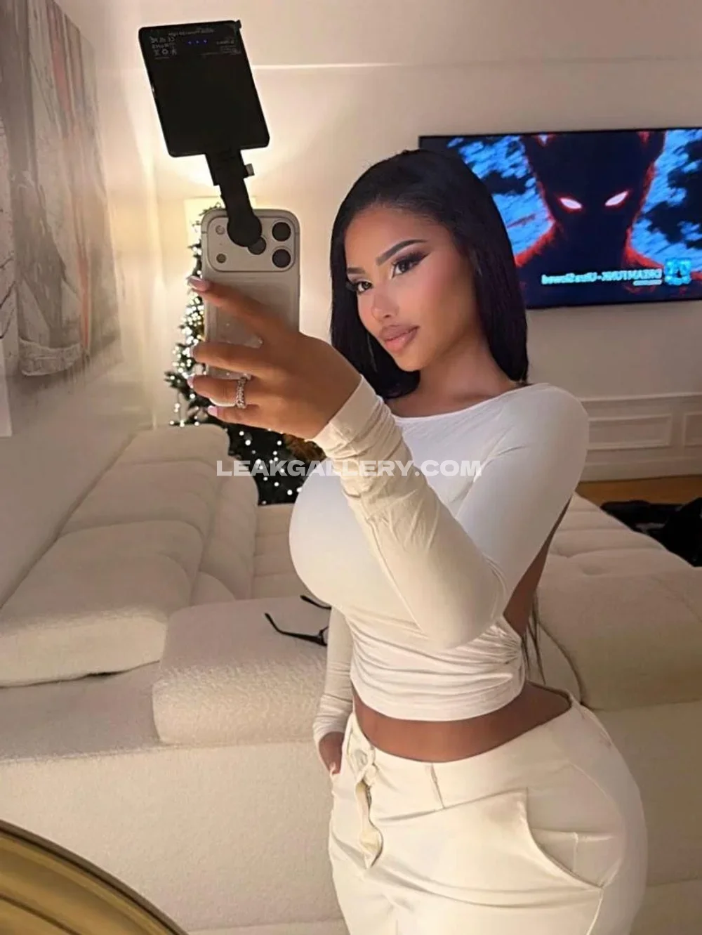 Tootatis White Crop Top Pose OnlyFans Photo Leaked