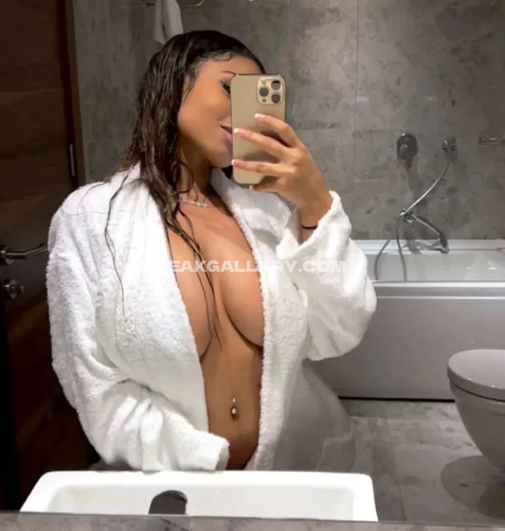 Tootatis Bathrobe Selfie Mirror OnlyFans Photo Leaked