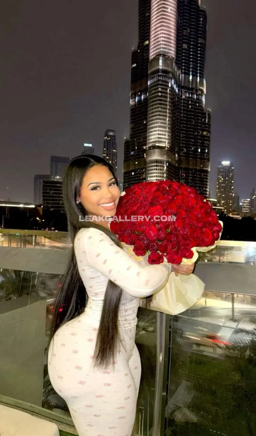 Tootatis Tight Dress With Roses OnlyFans Photo Leaked