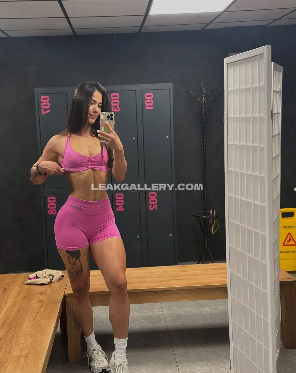 Tran.vanova Pink Sports Bra Flex OnlyFans Photo Leaked