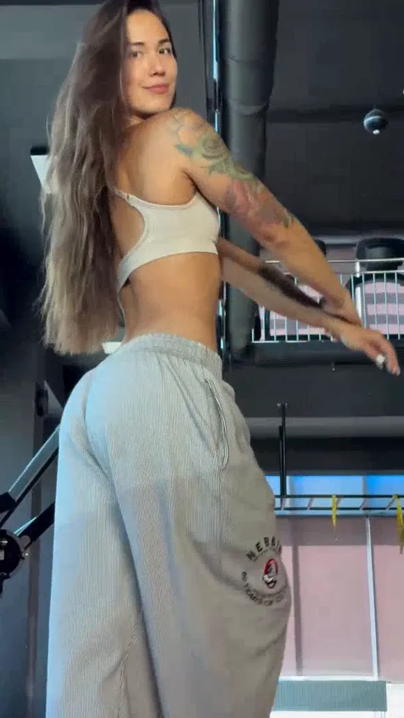 Tran.vanova Tattooed Back View Pose OnlyFans Video Leaked