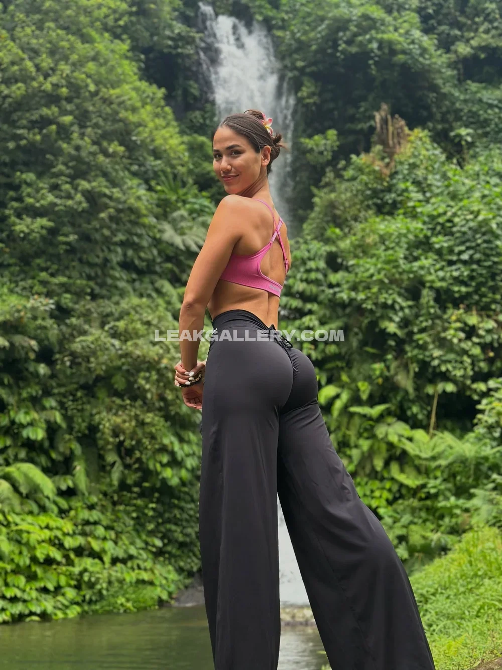 Tran.vanova Pink Sports Bra Pose OnlyFans Photo Leaked