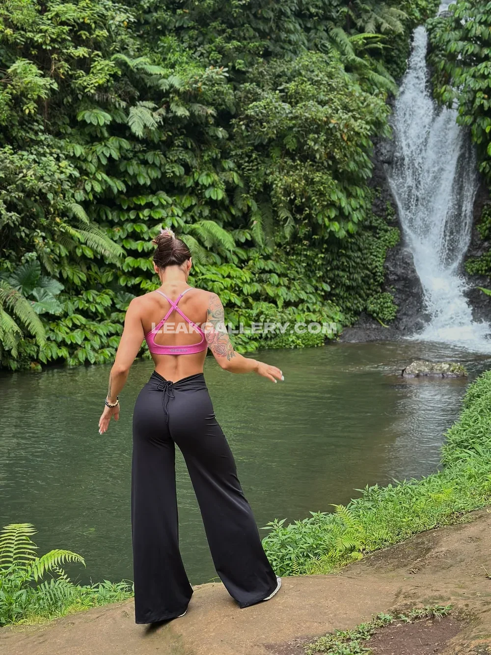 Tran.vanova Back View At Waterfall OnlyFans Photo Leaked