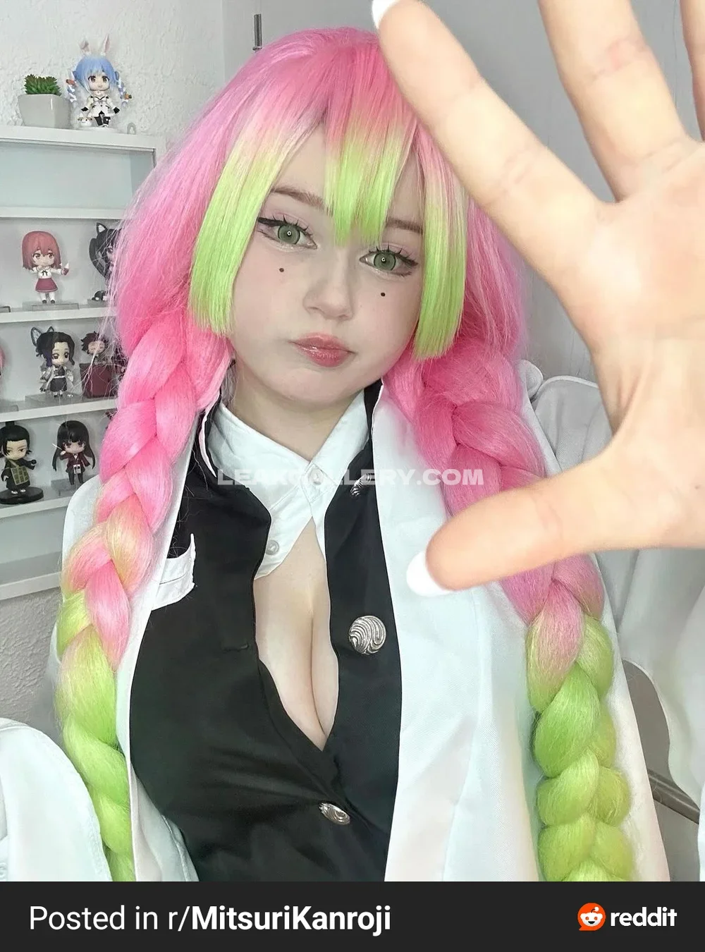 Upminaa Pink Green Braids Pose OnlyFans Photo Leaked