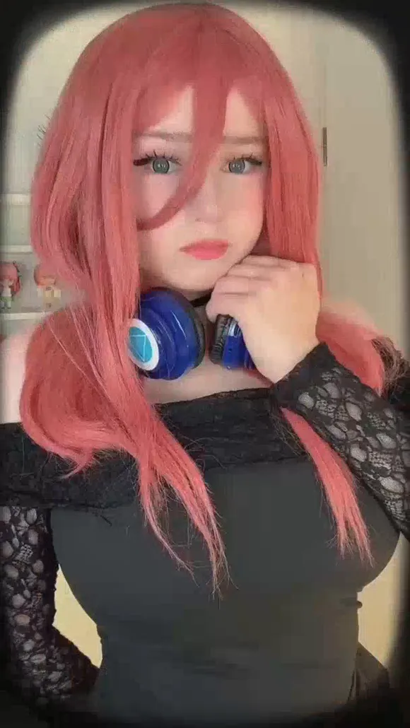 Upminaa Pink Wig Headphones Pose OnlyFans Video Leaked