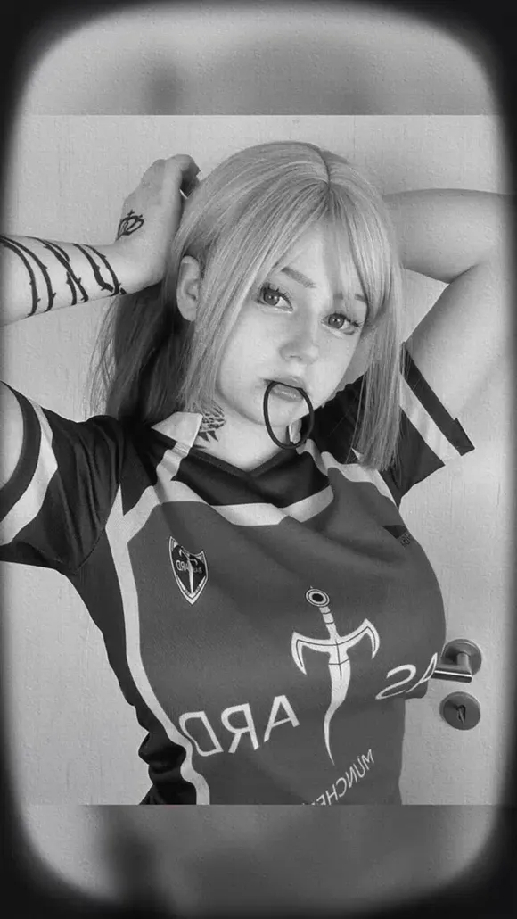 Upminaa Blonde Wig Topless Pose OnlyFans Video Leaked