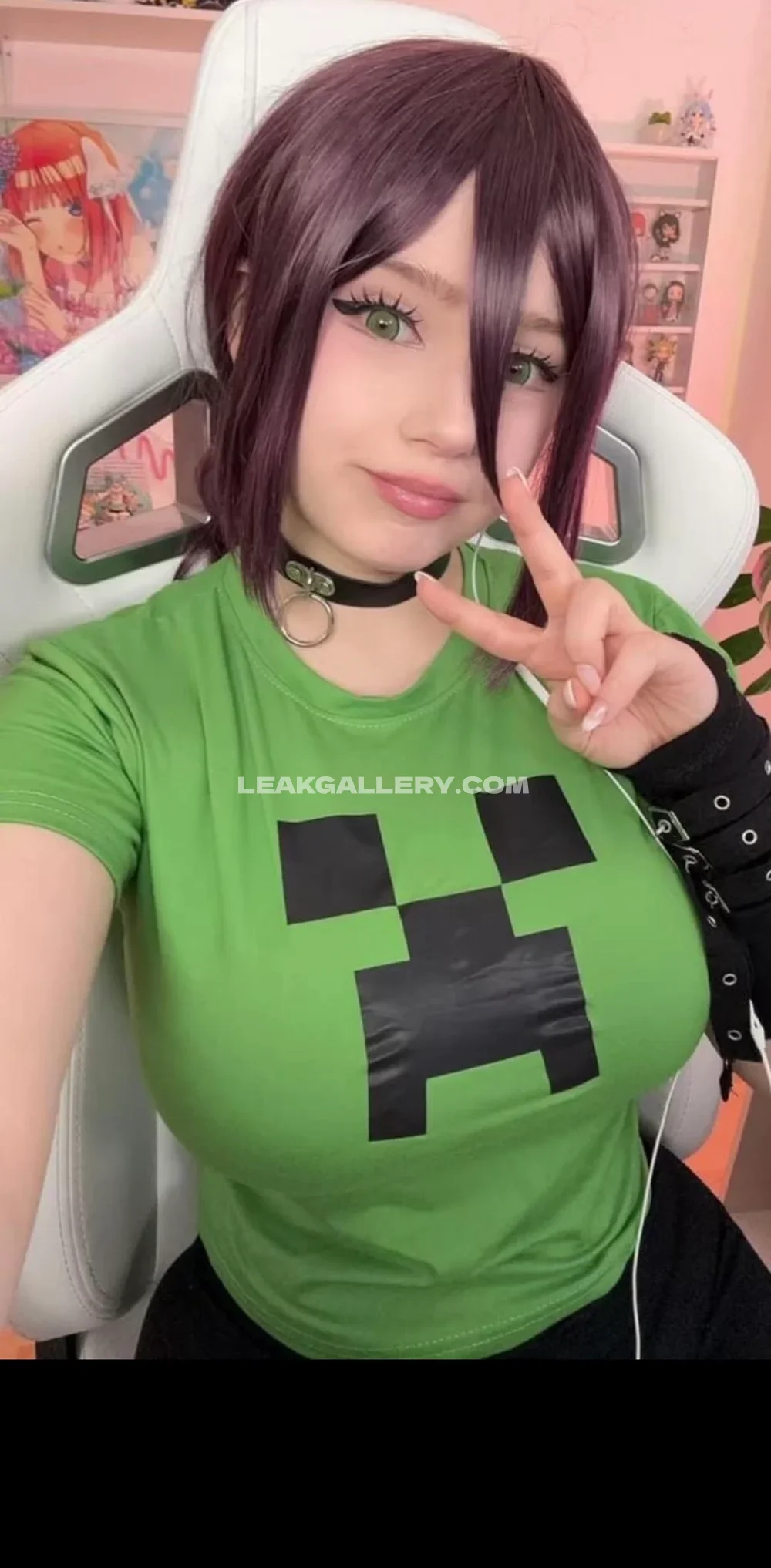 Upminaa Green Creeper Shirt Pose OnlyFans Photo Leaked