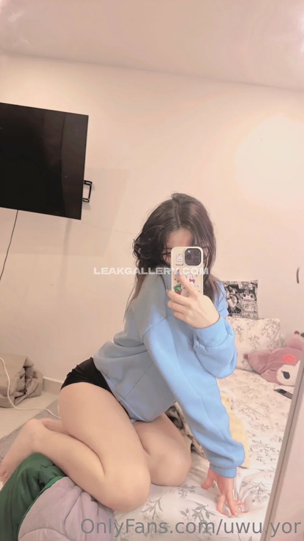Uwu.yor Mirror Selfie In Blue Hoodie OnlyFans Photo Leaked