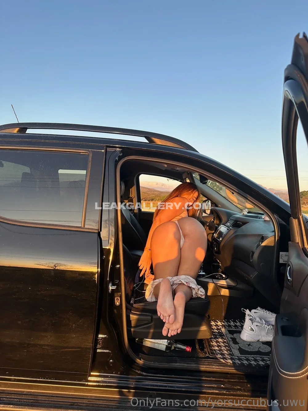 Uwu.yor Bare Ass In Car OnlyFans Photo Leaked