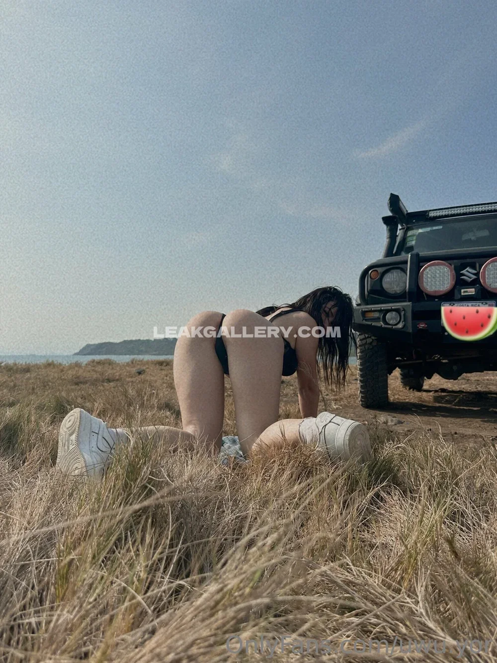 Uwu.yor Bare Ass Kneeling Pose OnlyFans Photo Leaked