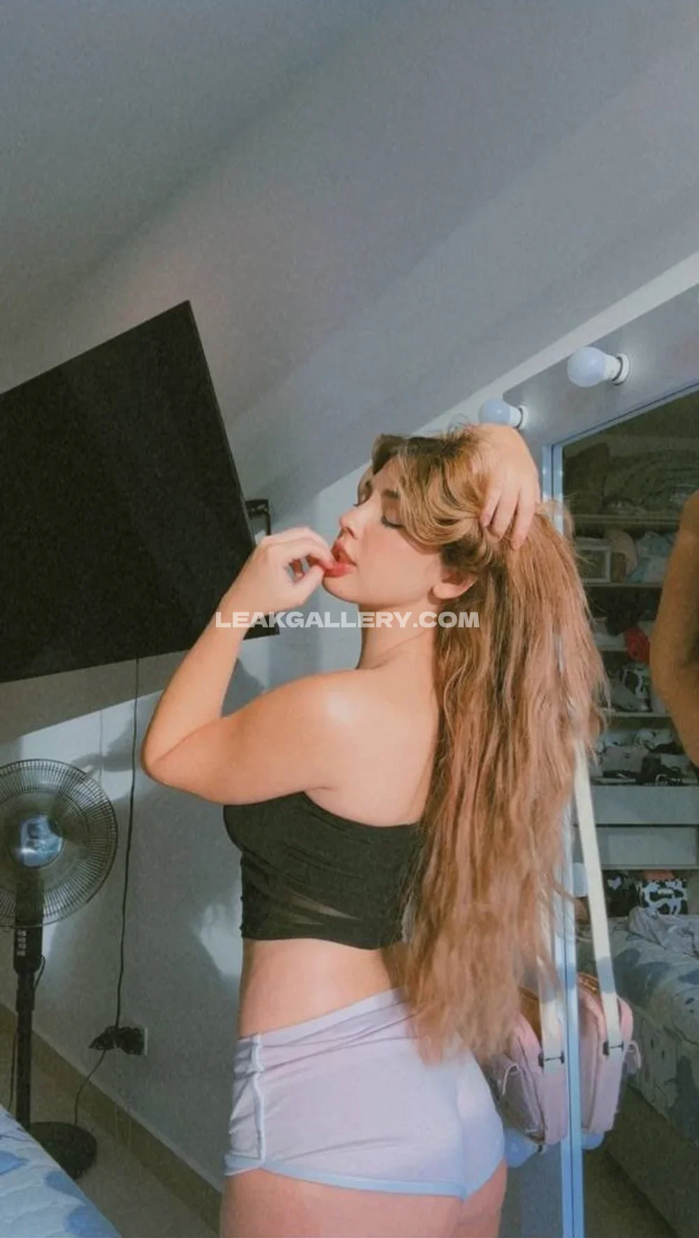 Uwu.yor Topless Mirror Selfie Pose OnlyFans Photo Leaked