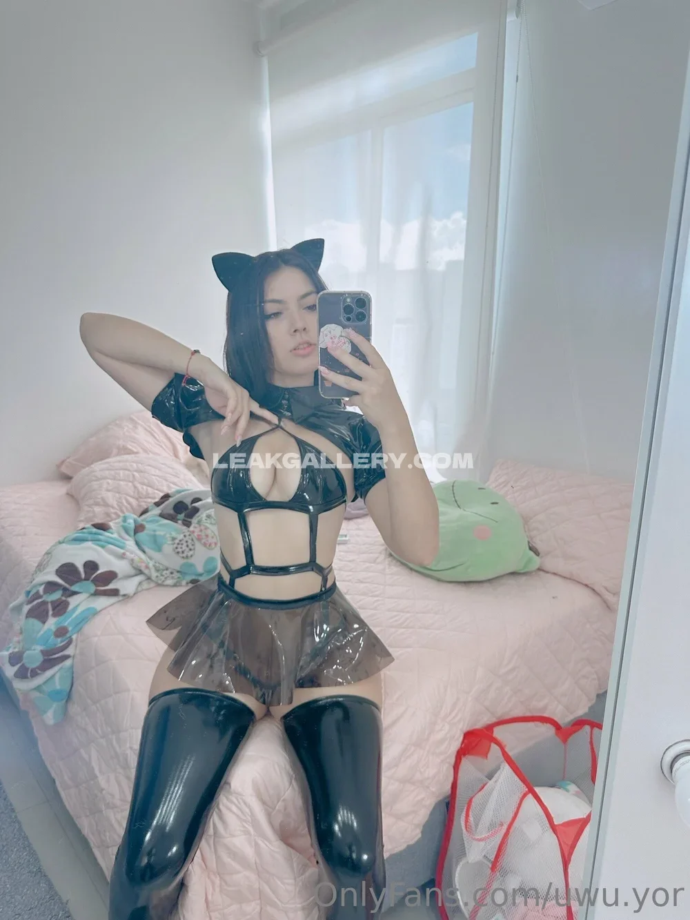 Uwu.yor Latex Catgirl Mirror Selfie OnlyFans Photo Leaked
