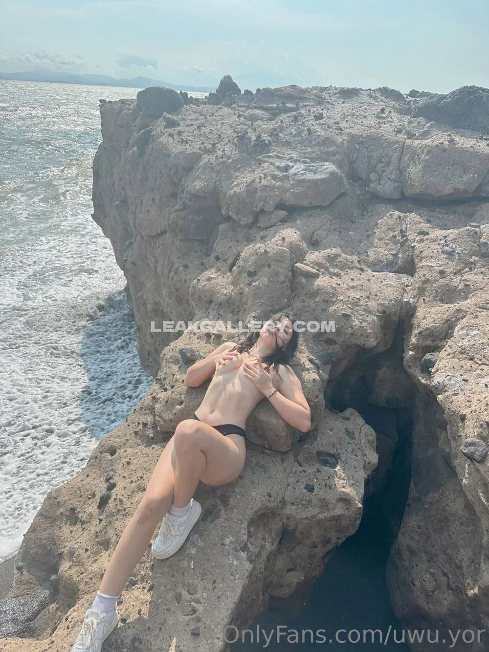 Uwu.yor Topless Rock Pose OnlyFans Photo Leaked