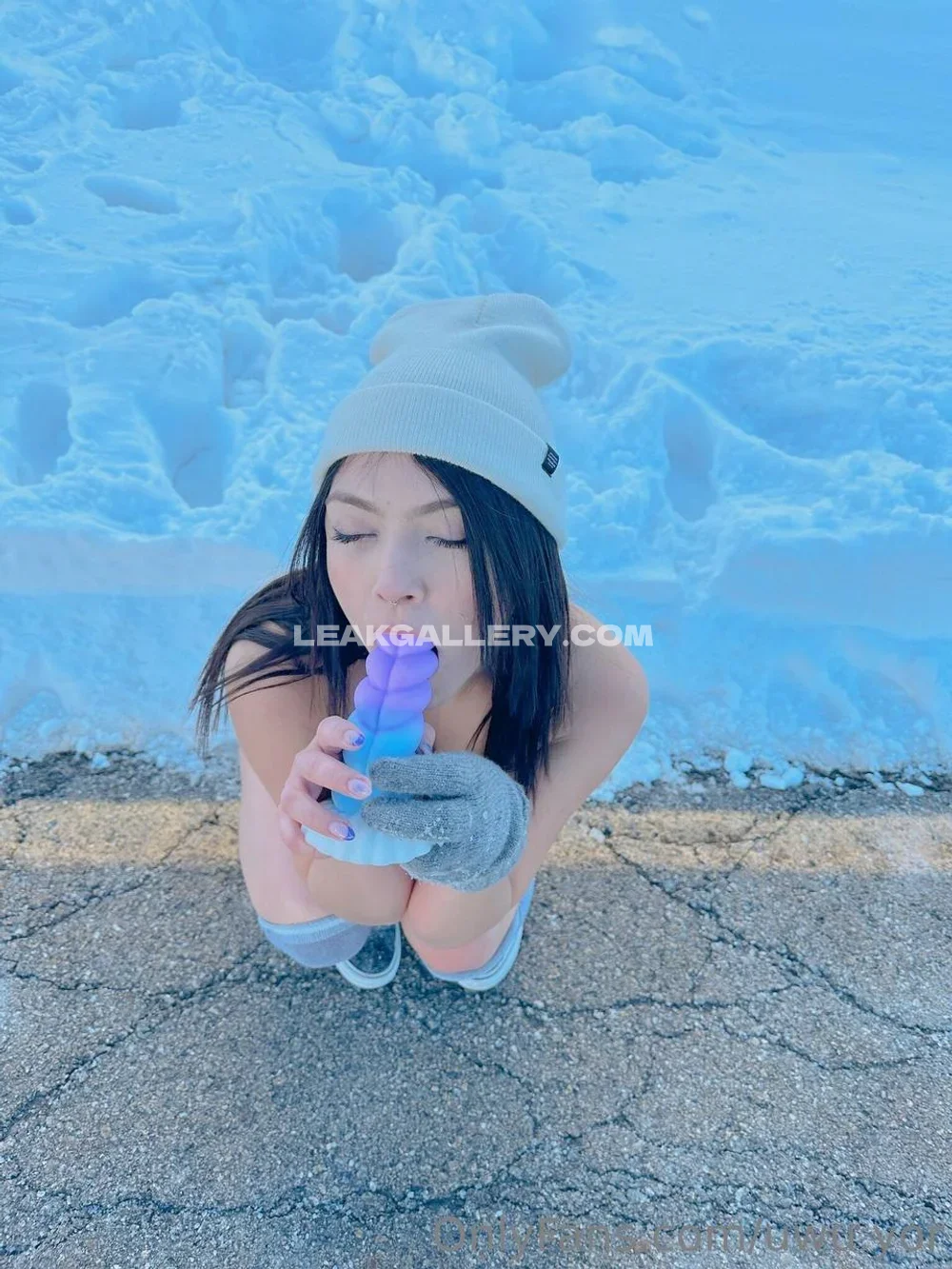 Uwu.yor Snowy Thong Squat Tease OnlyFans Photo Leaked