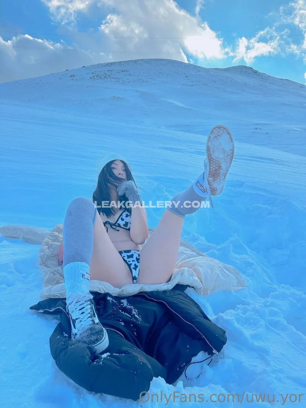 Uwu.yor Snow Bikini Leg Spread OnlyFans Photo Leaked