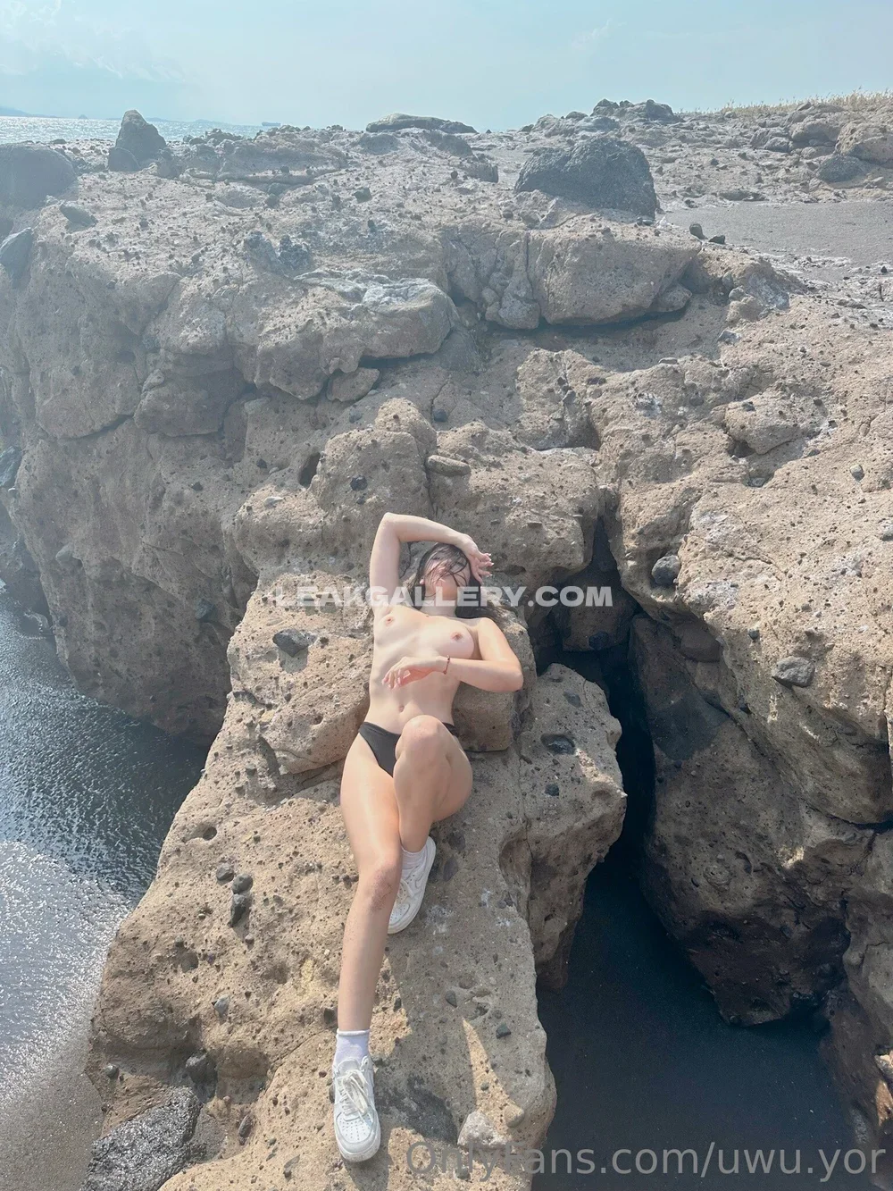 Uwu.yor Topless Rock Pose OnlyFans Photo Leaked