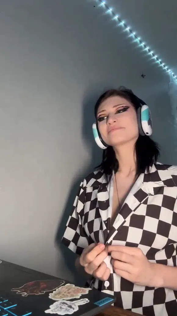 Vampkira Checkered Shirt Unbuttoning OnlyFans Video Leaked