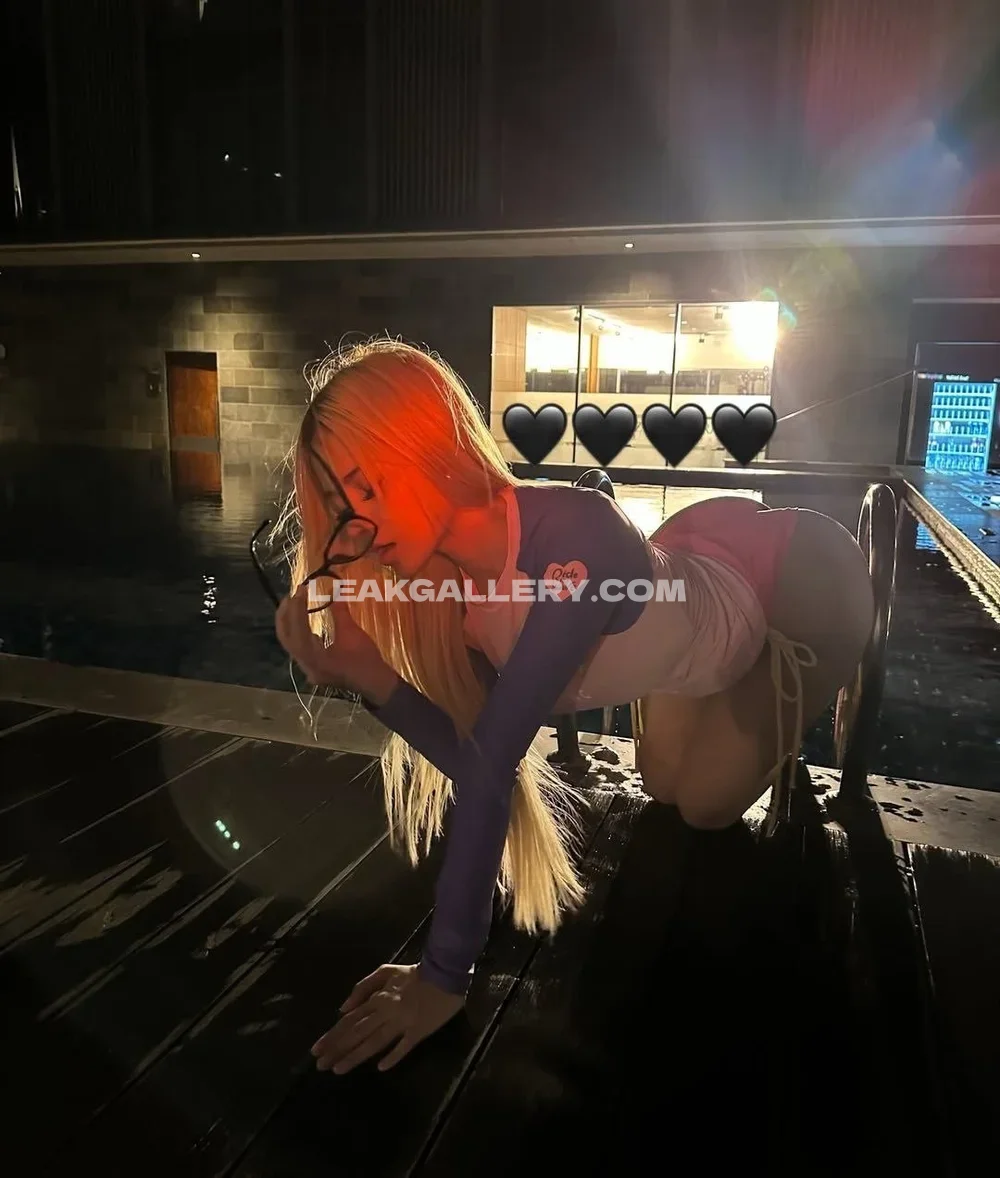 Vicidiorrr Bent Over Poolside Pose OnlyFans Photo Leaked