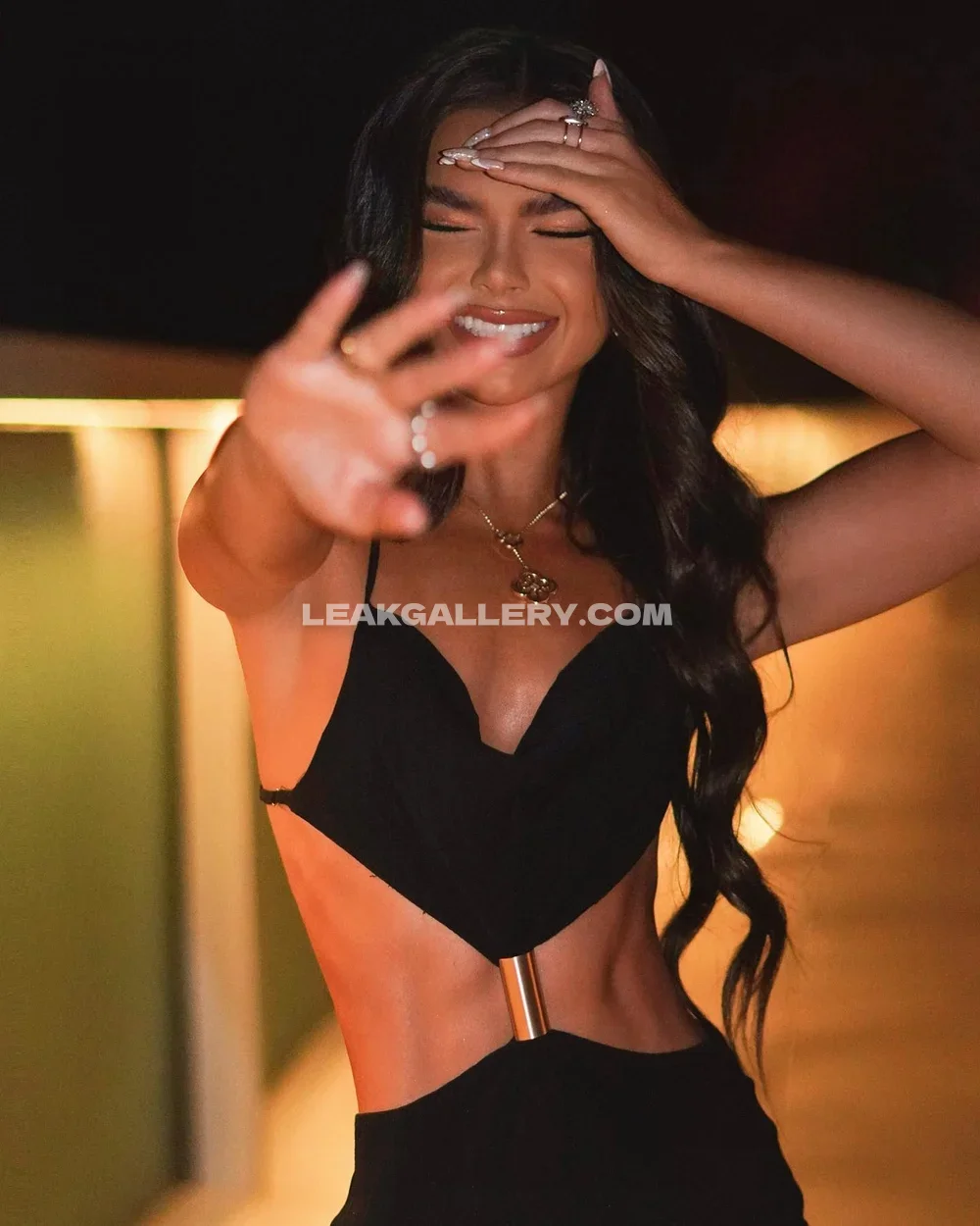Vicky_palacio Black Cutout Top Pose OnlyFans Photo Leaked