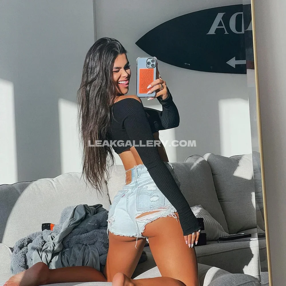 Vicky_palacio Mirror Selfie In Denim Shorts OnlyFans Photo Leaked