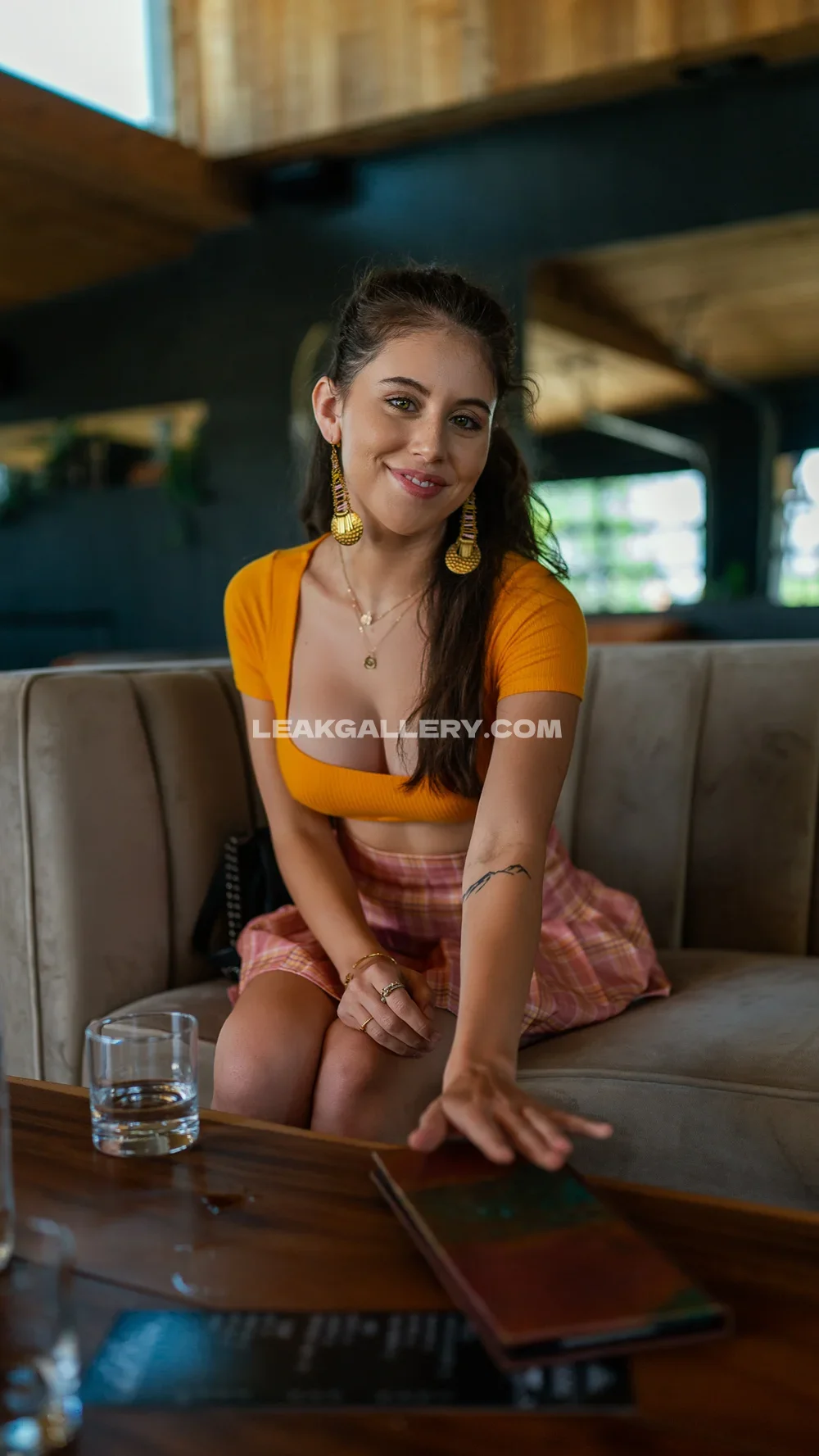 Violetsummer Orange Crop Top Pose OnlyFans Photo Leaked