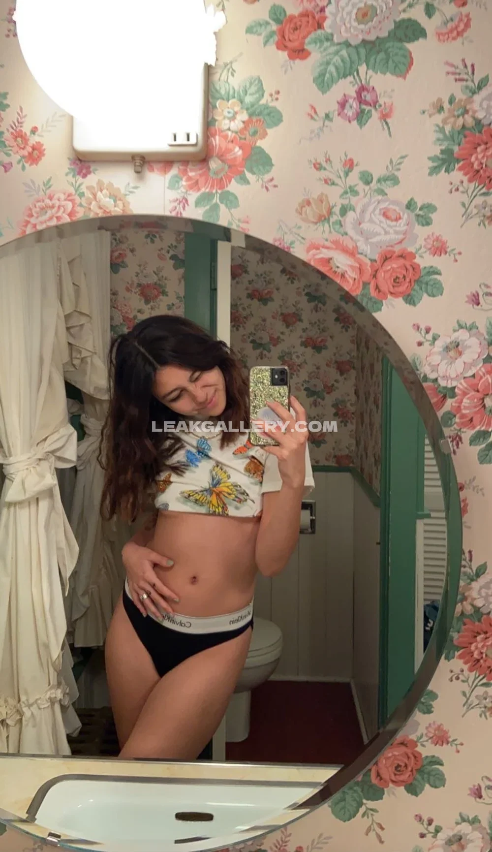 Violetsw0rld Bare Midriff Mirror Selfie OnlyFans Photo Leaked