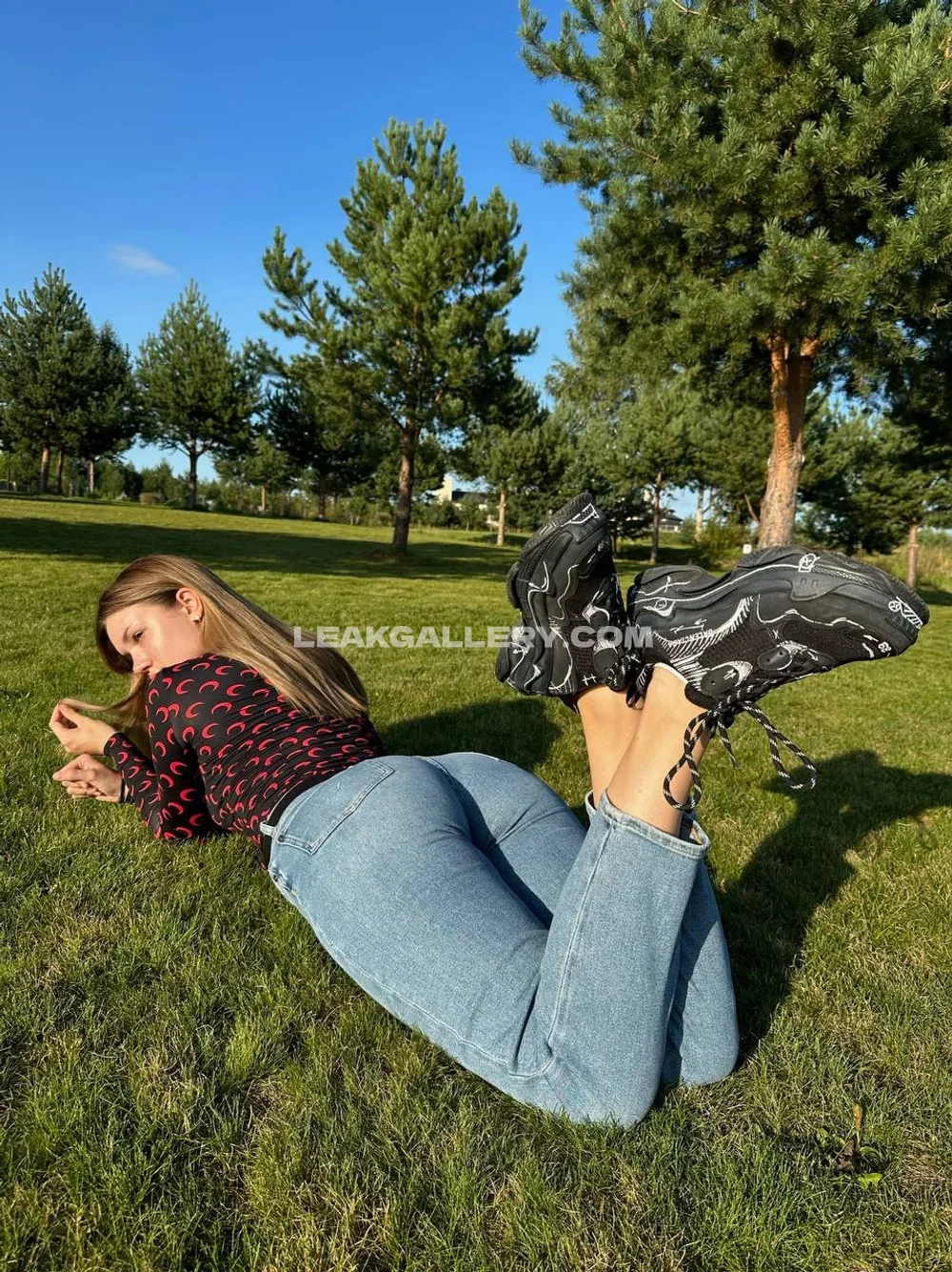 Wbery Grass-Lying Denim Pose OnlyFans Photo Leaked