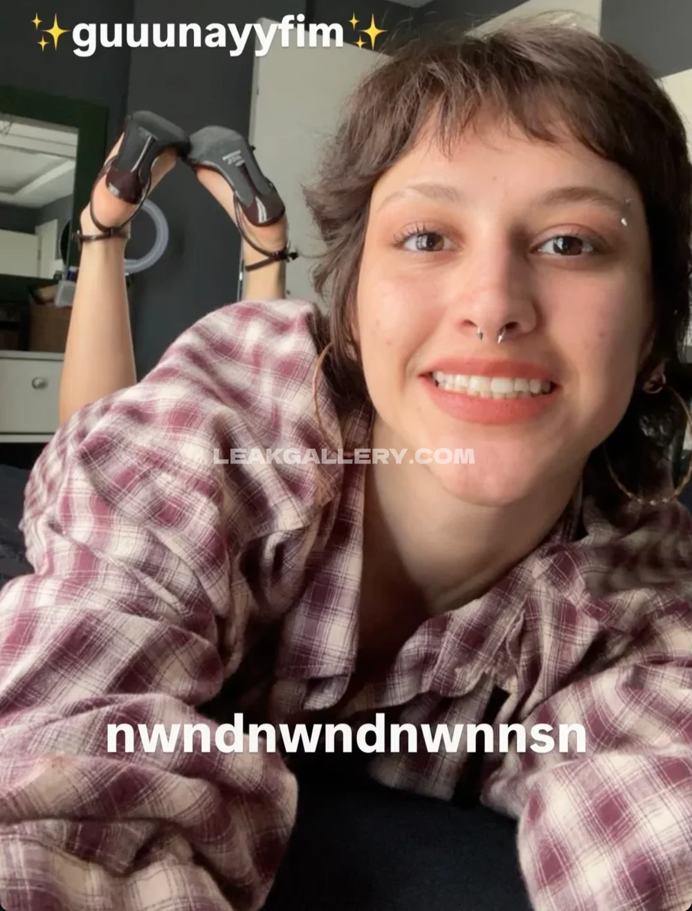 Wiquinkue Plaid Shirt Selfie Pose OnlyFans Photo Leaked