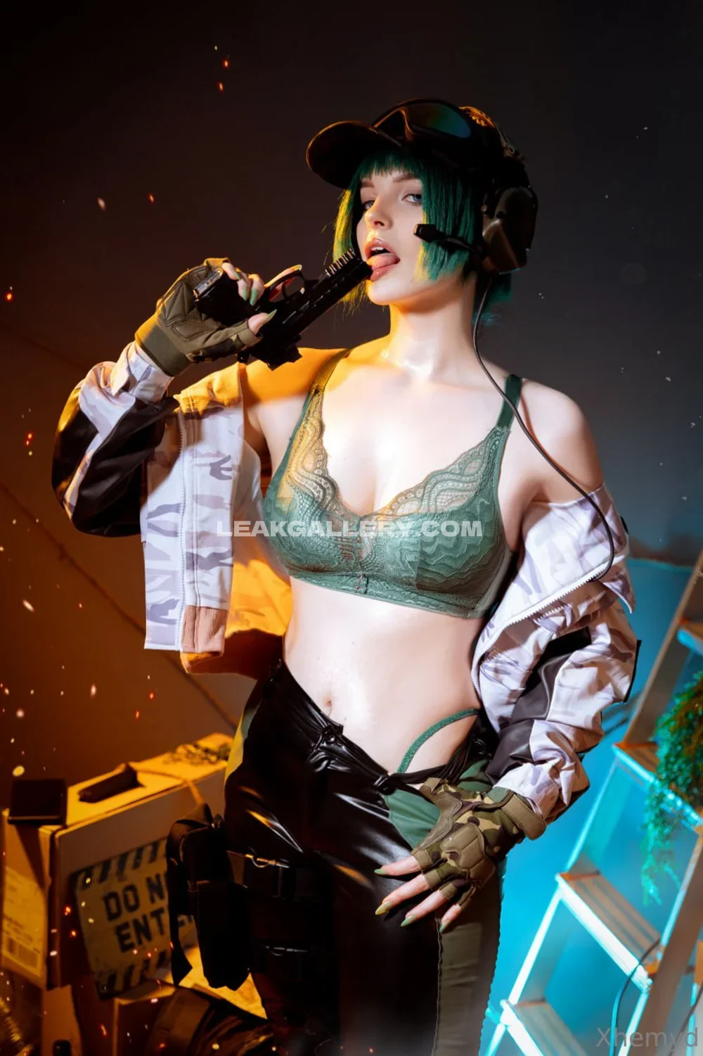 Xhemyd Green Bra Gun Pose OnlyFans Photo Leaked