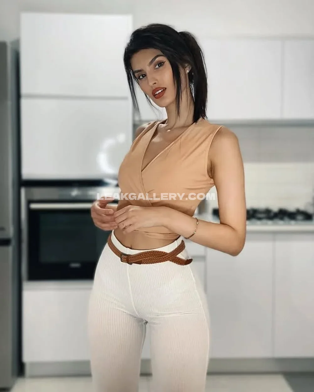 Yael1c Tan Top White Pants Pose OnlyFans Photo Leaked