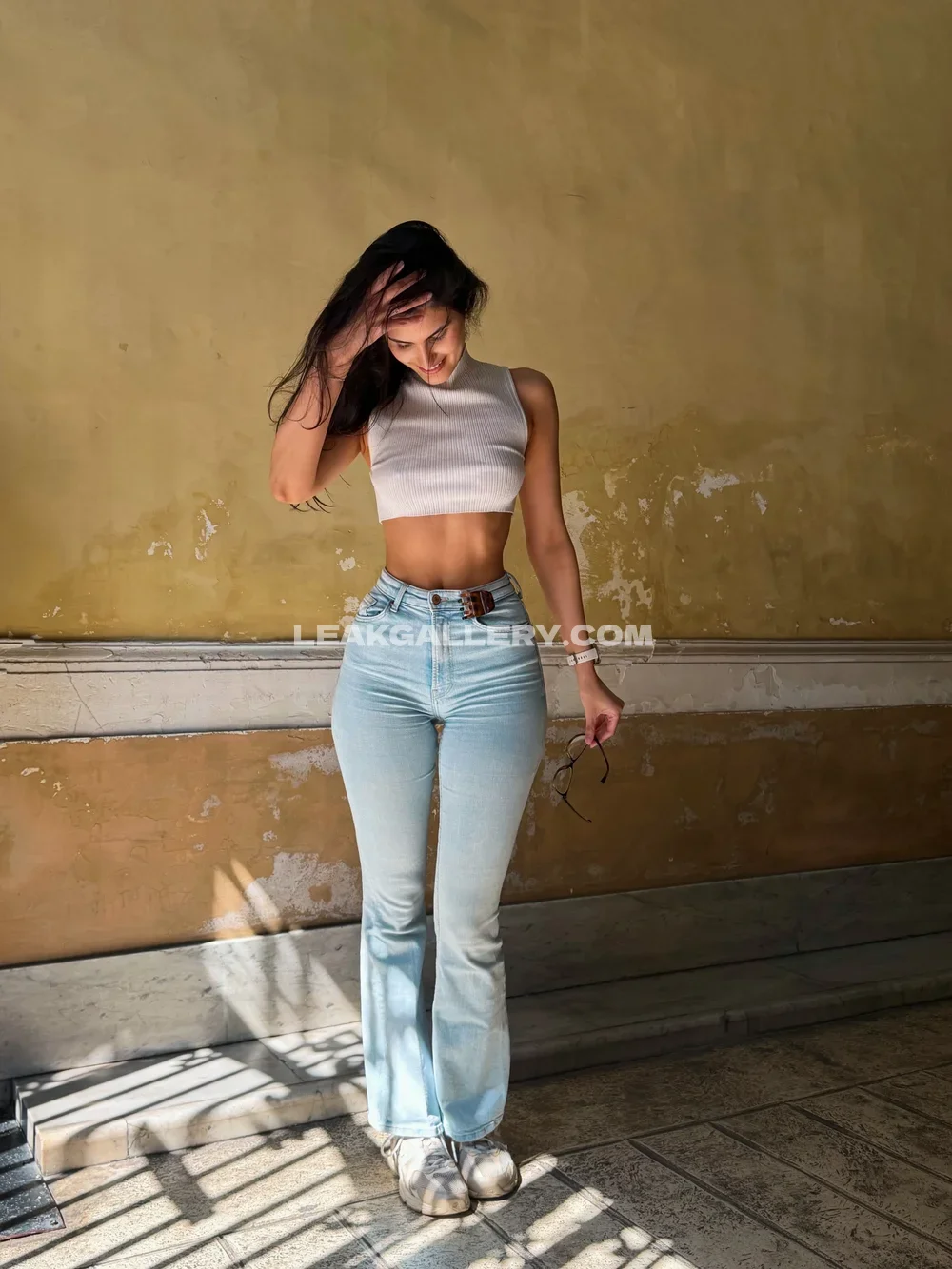 Yael1c Tight Jeans Hip Sway OnlyFans Photo Leaked