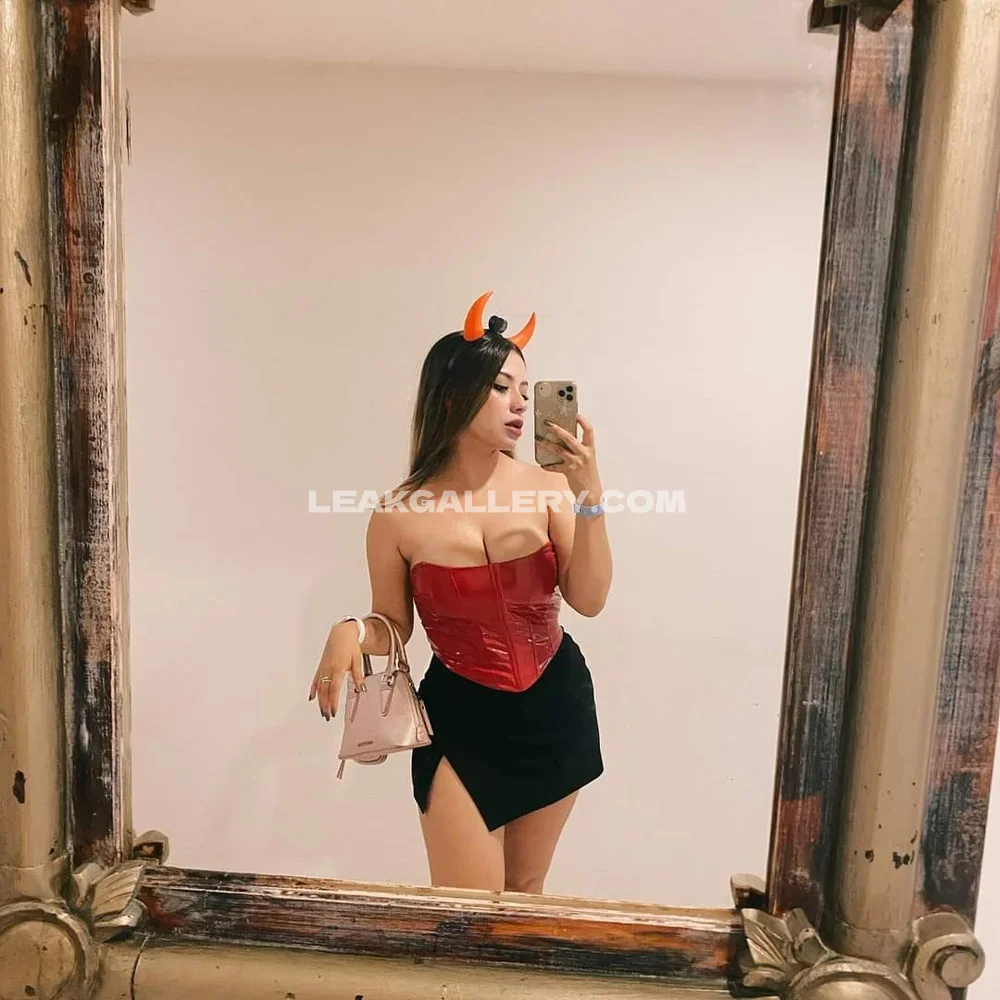 Yamycortes Devil Horns Mirror Selfie OnlyFans Photo Leaked