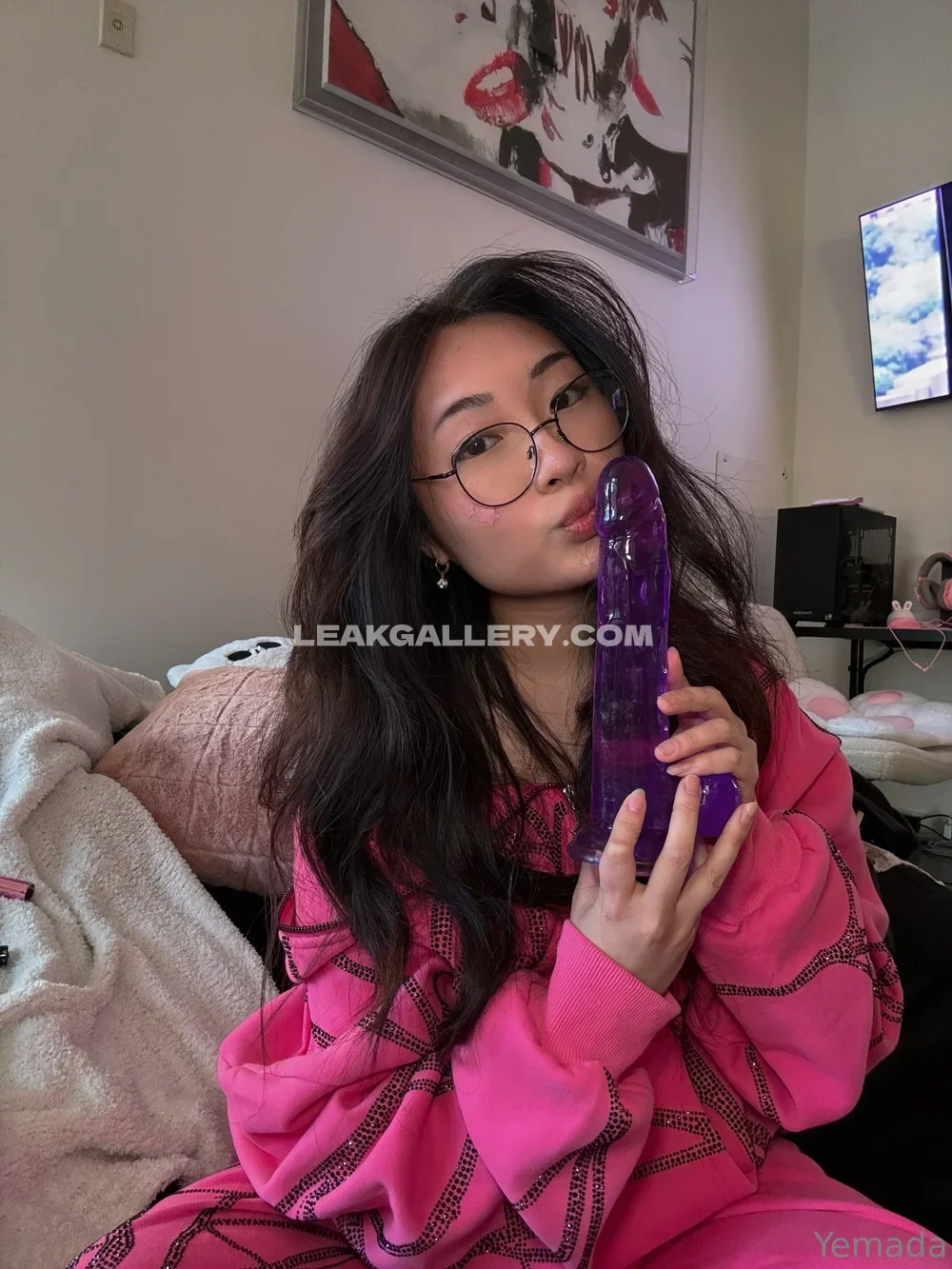 Yemada Glasses And Pink Hoodie OnlyFans Photo Leaked