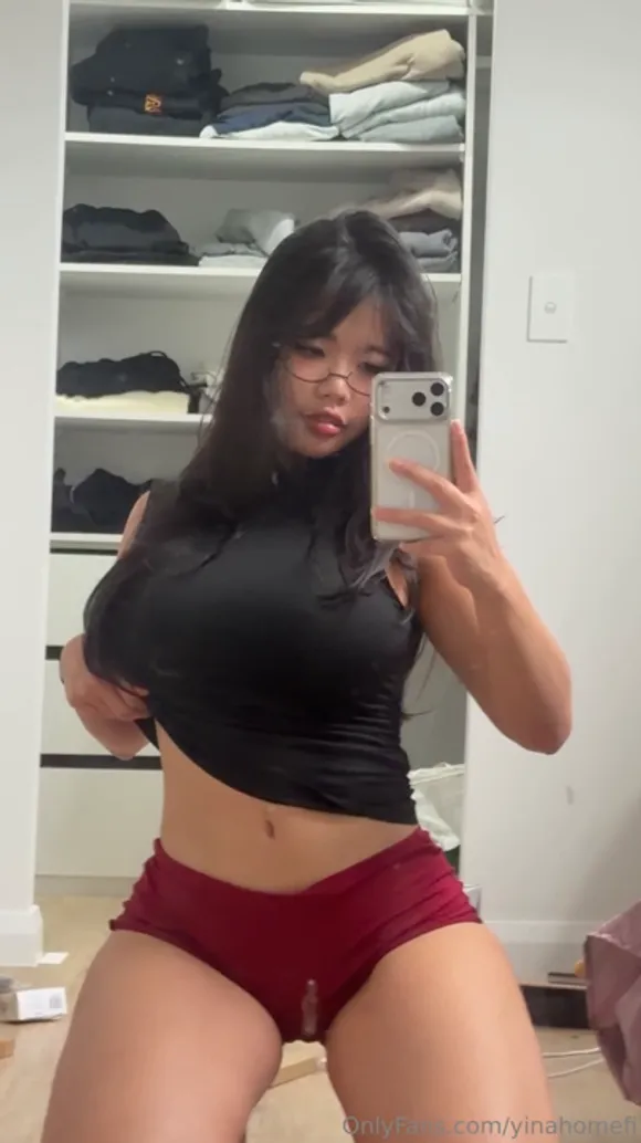 Yinahomefi Black Crop Top Selfie OnlyFans Video Leaked