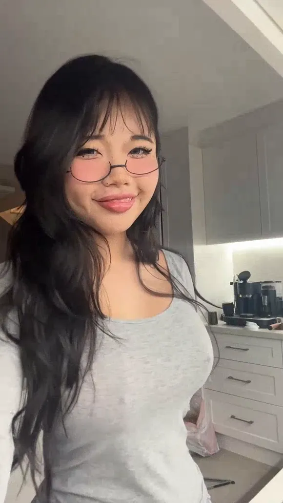Yinahomefi Grey Top Selfie Pose OnlyFans Video Leaked