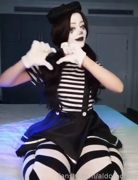 Youraldora Striped Outfit Tease OnlyFans Video Leaked